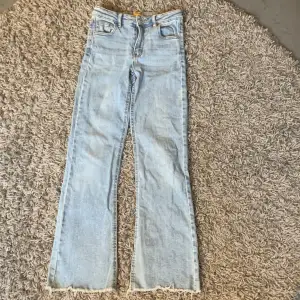säljer mina blåa lågnifjade jeans från Gina Tricot young. Byxorna är i fint skick då dom är oanvända. Tror inte att just denna modell finns kvar på Gina Tricot längre. Priset kan diskuteras. Skriv för mer information och bilder❤️💞
