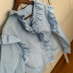 Blus - Blus i en väldigt fin ljusblå färg från Gina. Endast använd en gång. 🌸