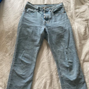 Jeans - Levi’s jeans i snygg ljus blå färg! Bara använda några fåtal gånger. Nypris 1099, säljer för 400kr🩵