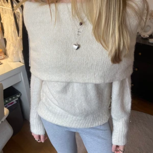 Off shoulder topp💓💓 - Off shoulder topp från zara! Använd bara en eller två ggr💓💓 SUPER mysigt material och inte alls sliten! Pris kan diskuteras💓
