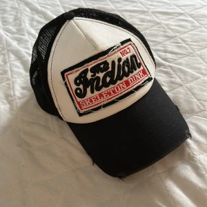 Keps från Hatswrld - Köptes från hatswrld för 449kr inte inkluderat frakt. Använd få tals gånger 10-15 isch. Pris kan diskuteras och köparen står för frakt 📦 