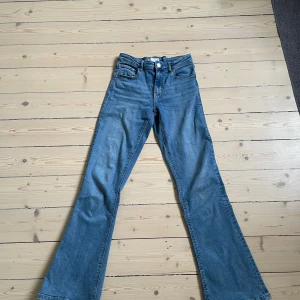 Gina Tricot jeans  - Fina fickor, lite insydda i midjan men går enkelt att spretat upp ifall de är för små i midjan, bra skick. I material av bomull, polyester och elastane. Sköna på grund av att de har lite stretch. De har tyvärr blivit för korta för mig.