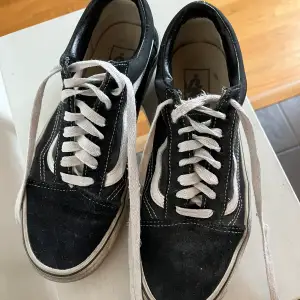 Svarta vans skor, köpta för ungefär 850 år 2019, ganska slitna därav priset! Säljer pga de ej kommer till användning 