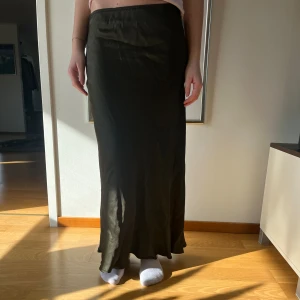 Maxi kjol - Säljer denna super fina silkes kjol som är perfekt till sommaren! Den kommer tyvärr inte till användning och säljer därför den 
