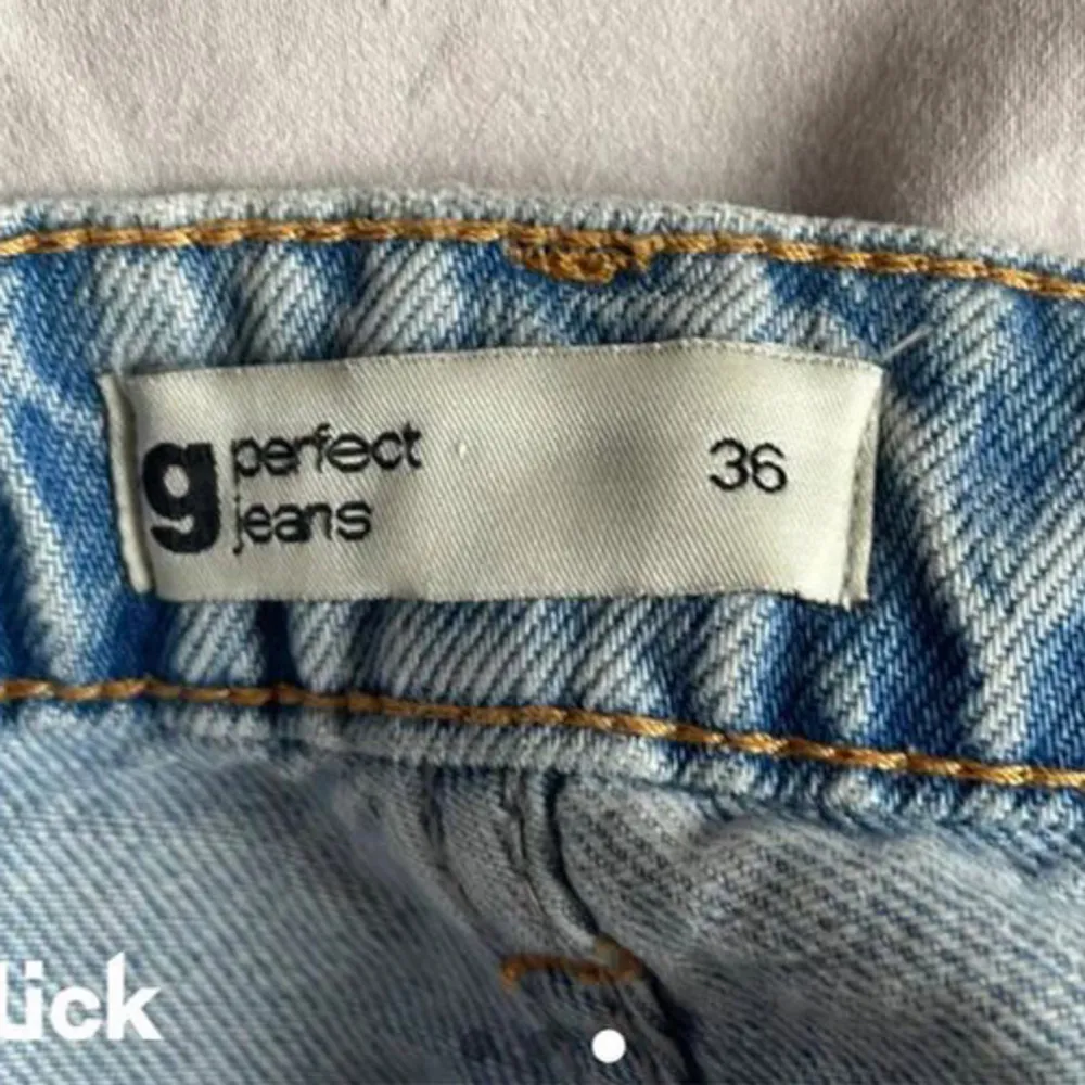 Säljer jeans från Gina Tricot i ljusblått färg. Storlek 36 och jeansen är bra skick. . Jeans & Byxor.