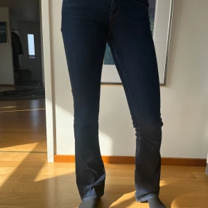 Jeans  - Säljer dessa trendiga low waist jeansen från Levis!  Är tyvärr för små i midjan så måste säljas!  Skriv vid frågor
