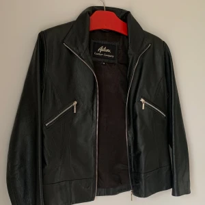 Skinnjacka  - En trendig skinnjacka jag köpte på Humana Second Hand men som aldrig har kommit till användning för mig. I nyskick 💖är du intressad kan pris diskuteras 🤩