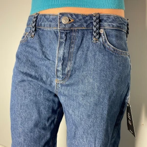 Oversized byxor - Storleken som står avgivna på byxorna är strl 32, jag skulle dock säga att de är i oversized 36 eller strl 38. Jag kan skicka exakta mått vid intresse. Byxorna är helt oanvända med prislappen kvar. 