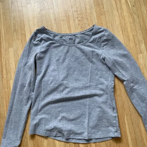 Grå tajt långärmad  - Grå tajt långärmad tröja 