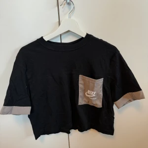 Croppad T-shirt från Nike  - Aldrig använd t-shirt från Nike med snygga detaljer! Lös passform.  