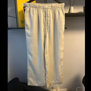 Linnebyxor, ARKET - Linnebyxorna har en rak/loose passform som gör att de är väldigt sköna att ha på sig. De är använda Max 4 gånger och är i nyskick. Jag är ca 180 och de passar mig perfekt.