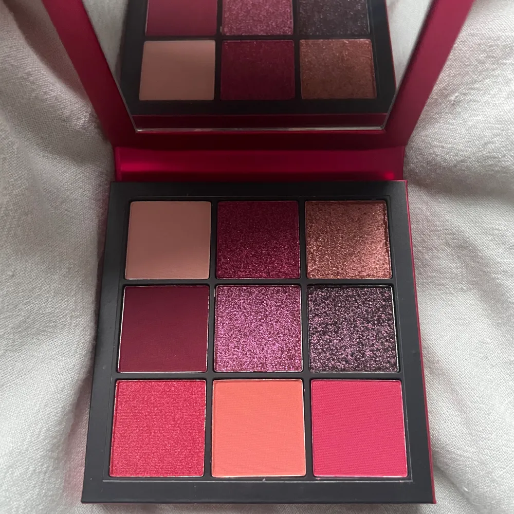 Denna huda beauty ruby obsessions ögonskuggspalett är helt ny och skuggorna har aldrig rörts. Tyvärr faller skuggorna inte mig i smaken och därmed har den aldrig använts! Nypris ca 300kr. Övrigt.