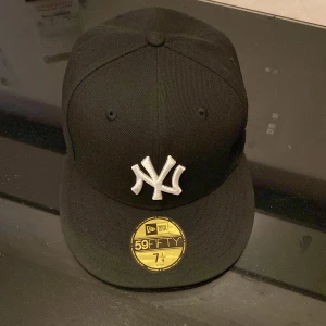 NEW YORK KEPS  - Den är helt ny. jag har bara använt den 4-6 gånger. Jag vill sälja den för att den är för stor för mig och den är ren.  