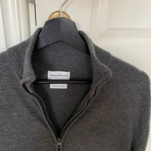 Merinoull fullzip - These Glory Days  - Grå Merinoull fullzip från These Glory days. Storlek: M, passar S-M. Skick: 9/10, fint skick. Nypris: 1300kr. Kontakta mig för fler bilder eller info!🙌 🚨Checka även vår profil för feta kläder på limiterat pris!🚨