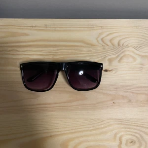 ray ban boyfriend - Säljer ett par feta ray ban boyfriend glasögon. Följer med putsduk och påse. Dessa är inte äkta men ser exakt likadan ut. Pris kan diskuteras 