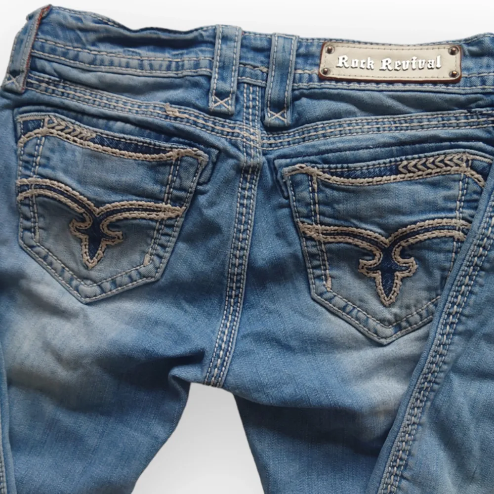Raka ljusa lågmidjade Rock Revival jeans med vackra detaljer på bakfickorna. Storlek 27 (US) motsvarar ungefär storlek 34 EU. Midja 37 cm rakt över, innerben 80cm. Fråga gärna om fler bilder eller mått 💕. Jeans & Byxor.