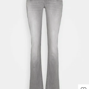Valerie low waist, bootcut  - Ett par fina byxor från Zalando, köpta i sommras och max använda 5ggr. Ända defekten är i midjan där jag klippt hål för att få i ett snöre som skärp då de är för stora, det syns och märks inte av! Originella priset: 828kr