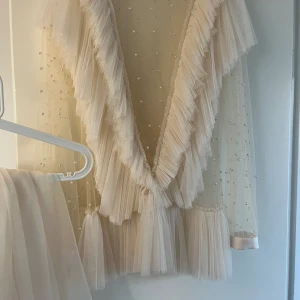 Ida Sjöstedt klänning  - Ida Sjöstedt klänning, aldrig använd. Är storlek 38, men passar även mindre storlekar. Valde att ha en annan studentenklänning, därför jag säljer denna fina klänning💕