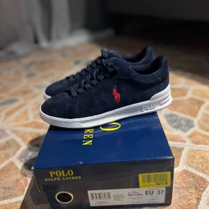 Ralph lauren skor - Super snygga ralph lauren skor. De är i mycket bra skick och endast använda 3 gånger. Kom privat för mer info och bilder. Ny pris 1300. 