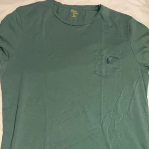 ralph lauren tshirt  - Storlek L aldrig använd bara öppnad och testad, jättefet nu till sommaren