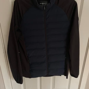 Sail racing jacka  - Tja säljer nu min sail racing jacka då jag har vuxit ut den och har inte kommit till andväning så mycket. Skick 9/10  Storlek smal.  Har ni frågor är det bara skicka! 