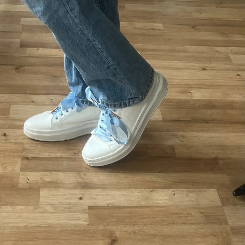 Ett par vita sneakers från topshop. Dessa skor med vita snören men jag har själv bytt det till blå sammetssnören.endast använt de vid ett tillfälle.. Skor.