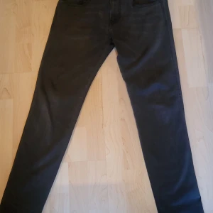 Replay anbass hyperflex - Replay anbass byxor i storlek slim fit 30/30 och i färg mörkgrå skicket är som nytt nypris cirka 1700 mitt pris 600 hör av er om ni har frågor