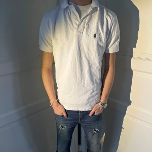 Ralph Lauren Polotröja  - Riktigt snygg polotröja från Ralph Lauren. Skick 9/10. Jag är 177 cm lång. Hör gärna av er vid funderingar. 