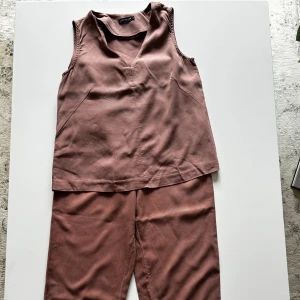 Sommarset - Fint sommarset. Capribyxa 34 o linne XS. Tyvärr så har den inte kommit till så stor användning för mig och hoppas att den får en ny ägare.  Kommer ifrån ett rök och djurfritt hem! Har du fler frågor så kontakta gärna mig.  Se mina övriga annonser 🌸