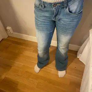 Ett par jeans som nästan är helt oanvända 