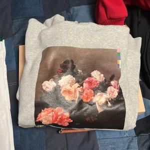 Grå hoodie med tryck - Inga hål eller fläckar! Dm vid frågor 