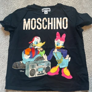 Moschino x H&M  - T-shirt i fint skick. Storlek M 