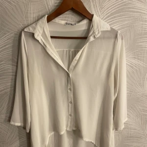 Vit blus S - En tun vit blus i storlek S