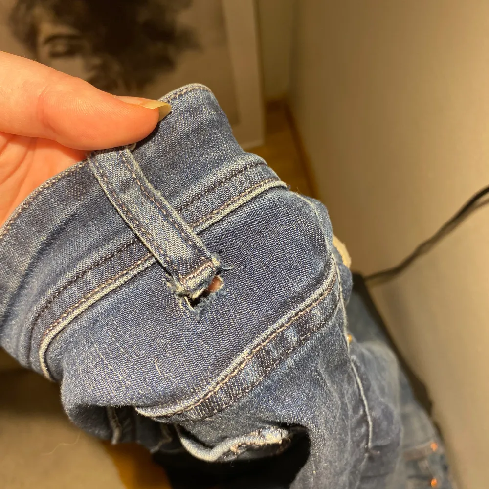 Så fina lois jeans. Skärpögglan lossnat på ena sidan (tredje bilden) men går lätt att sy två stygn om man vill. Köpta för 1800.. Jeans & Byxor.