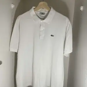 Säljer denna vita lacoste piké i bra skick. Storlek XL men passar M/L. Kan tänka mig sänka priset lite vid snabb deal. Säljer mycket liknande på min profil.