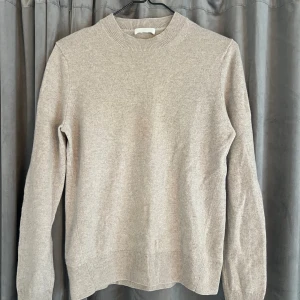 Kashmir Tröja - Beige långärmad tröja i Kashmir, från hm.💗Använd ett fåtal gånger.