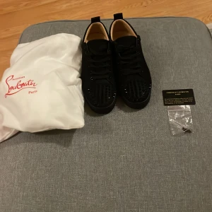 Loubs - Säljer nu dessa loubs med spikar i storlek 43 men sitter som 45, har använt dem ett antal gånger och har nu tröttnat på dem så nu väljer jag att sälja dem 😊