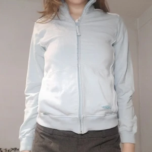 umbro zip up  - ljusblå, fint skick 