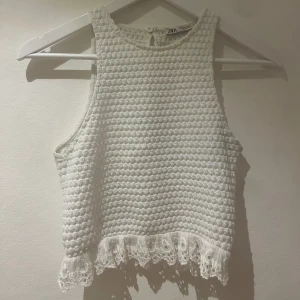 Volang topp - Super fin sommar topp från zara, i väldigt fint skick och inga tecken på användning. 