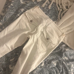 Lågmidgade vita bootcut jeans  - Super fina vita lågmidgade bootcut jeans som är min mammas gamla,as snygga nu till sommaren,står ingen storlek men passar bra på mig med S-M❤️❤️