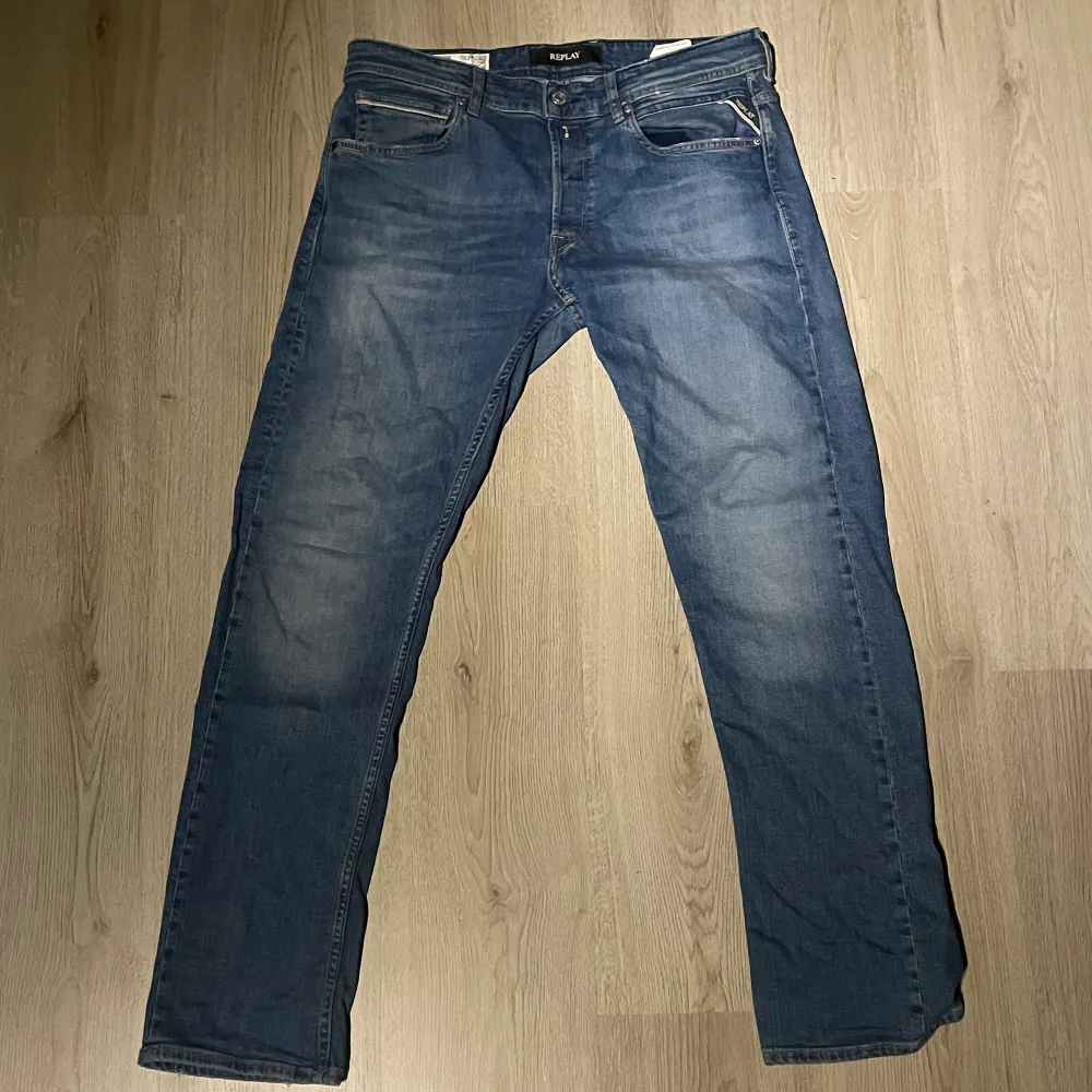 Säljer min Replay Grover i fint skick. Dem är i storlek 33/32. Säljer dem pga av att de är förstora. Nypris 1600kr mitt pris 600.. Jeans & Byxor.