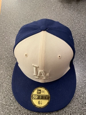 La keps storlek 54’9 - En snygg oanvänd keps, Väldig snygg cool och är populär just nu. Ny skick nästan oanvänd. Vår rabatt i kort tid