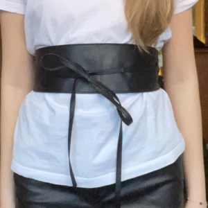 Tjockt Svart bälte  - Säljer detta svarta bälte 🙏🏻 passar bra på mig som brukar ha S