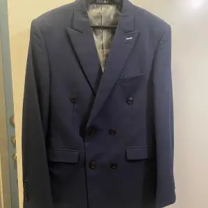  Kavaj - storlek 52 (sitter S). Marinblå, från Suitcube, hela kostymen finns för billigare pris. (Fodral ingår) 