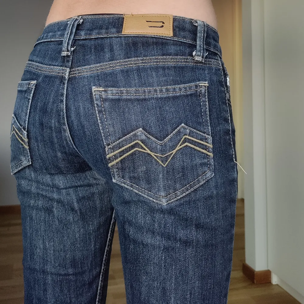 Säljer dessa coola lågmidjade Diesel jeans med små tecken på användning, innerbensmått:72 cm midjemått rakt över: 35 cm ✨kontakta pv för mer info eller bilder❤️pris går att diskutera❤️. Jeans & Byxor.