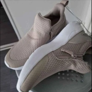 Helt ny skor  - Helt ny och oanvänd sneakers strl 37/38