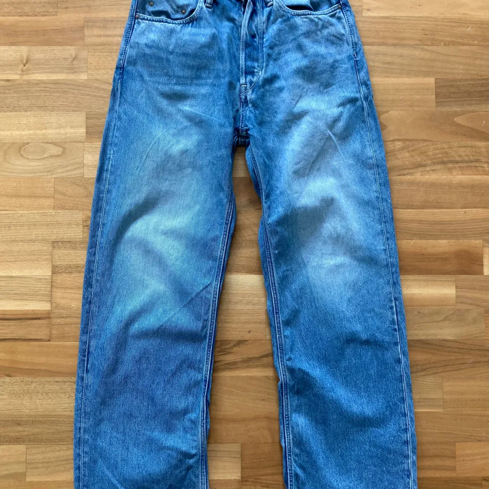 G-Star 96 loose jeans för män. Skick: Bra (knappt använda). Storlek: W29L32. Fit: Loose. Färg: Blå. Obs, dessa jeans är både stora och långa i storleken. Meddela gärna mig för mer info & bilder!. Jeans & Byxor.