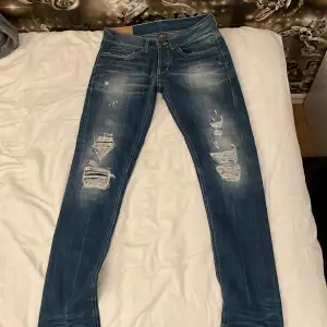 Tja säljer dessa feta dondup jeans i modell George då dom inte används längre. De är i storlek 32 och dom är i riktigt fint skick 9/10. Hör av er vid frågor ny pris 3500kr. Priset kan diskuteras.Mvh Nils 