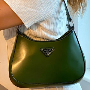 Grön väskan  - En inspirerande väska som jag köpte förra sommaren, men har ej använt. I nyskick samt att den har kvar al täckplast inuti. Om du har frågor eller vill ha fler bilder är det bara att säga till 🤍✨