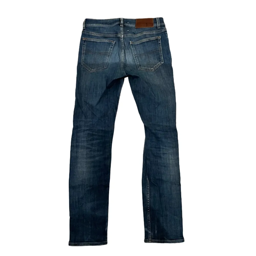  Snygga jeans från Tiger of Sweden i fint skick. Klassisk blå färg, slim fit och storlek 30/32. Perfekta jeans för en stilren look, fråga bara om du är osäker på passform.. Jeans & Byxor.